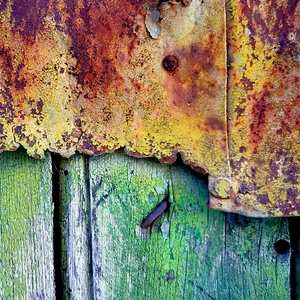 Elément de porte en bois et métal rouillé avec clous - France  - collection de photos clin d'oeil, catégorie portes